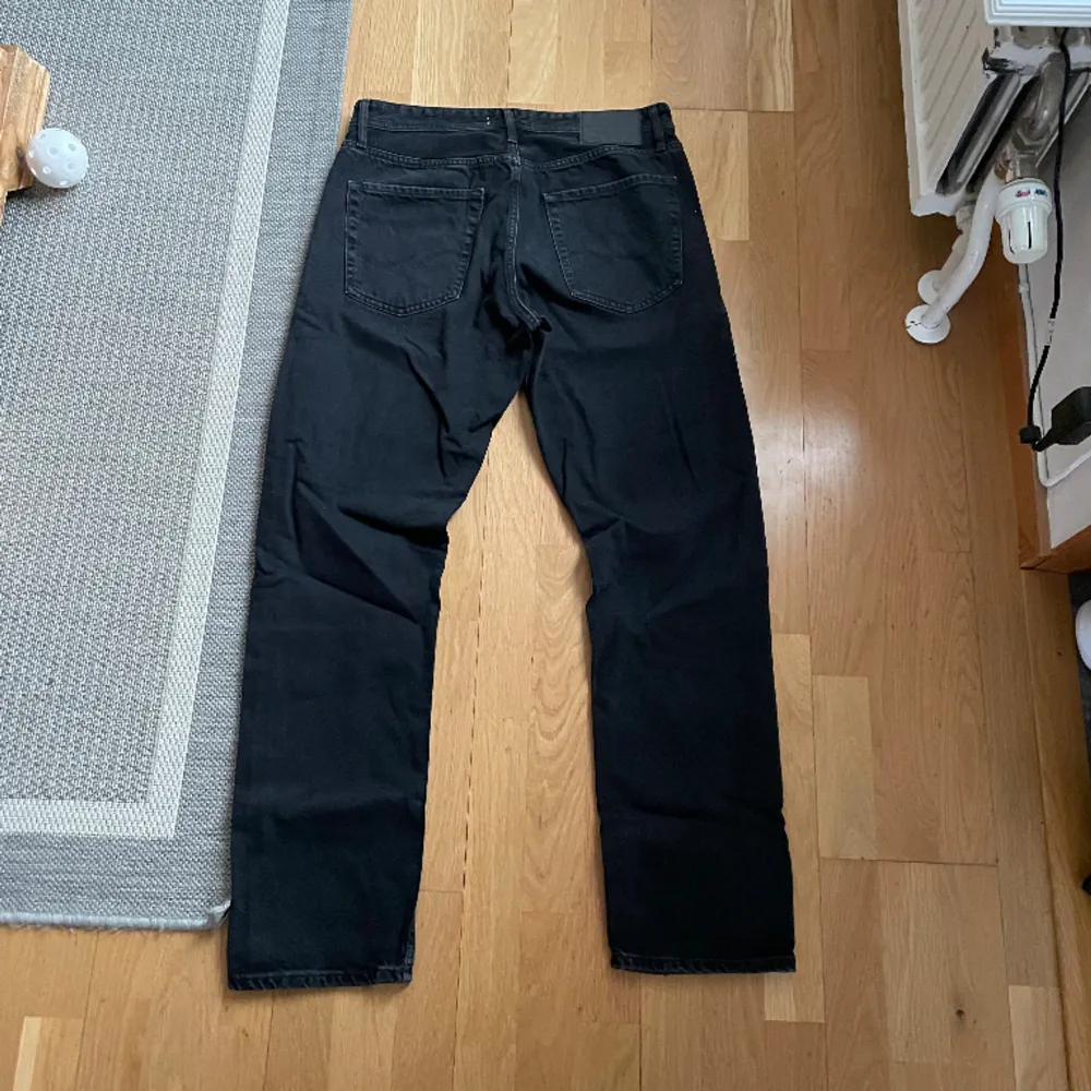 Jack and Jones jeans, storlek 32/34, inga fläckar eller annat, modellen är 190 lång och väger 85 kg, bara höra av sig vid frågor och funderingar. Jeans & Byxor.