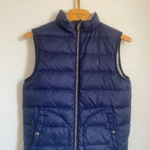 Ralph lauren väst - Tja! Säljer nu en 2 sidiga Ralph lauren väst med färgerna blått och grått. Helt oanvänd då den var för liten så den är 9/10 i skick. Nypris 1800, kan förhandla pris. Storlek är M i barnstorlek samma som xs(150-160 cm)Hör av er vid frågor!