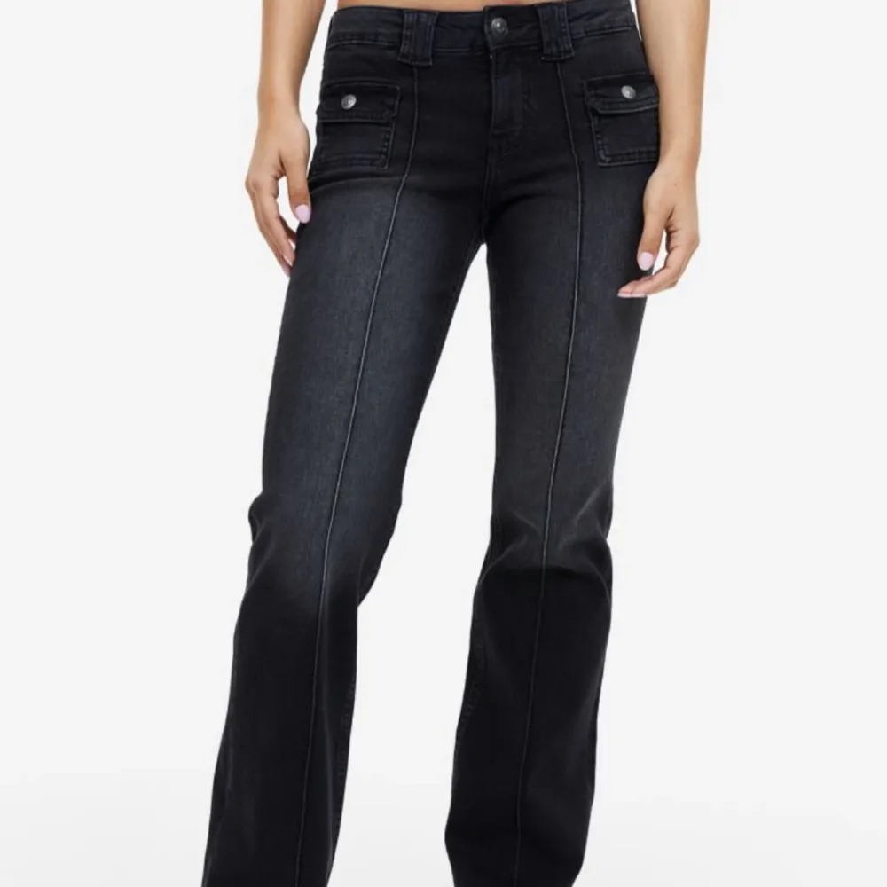 Hm’s svarta cargo jeans fast i jeansmaterial! Använda få gånger. Pris kan diskuteras💗. Jeans & Byxor.