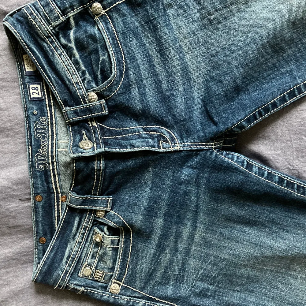 Superfina jeans från Miss me. Storlek 28. Midjemåttet tvärs över är 39 cm och innerbenslängden är 81 cm. Fint skick och alla knappar är kvar. Skriv gärna om du undrar något❤️. Jeans & Byxor.