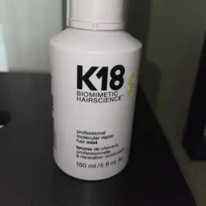 Molecular Hair Mist från K18 är en pre-kemisk, en professionell molecular repair mist som hjälper till att reparera skadorna som finns i håret. Använd en gång så endast några sprut tagna. 450kr