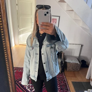 Jeans jacka  - Säljer denna super snygga och trendiga jeansjacka från Levi’s❣️. Ganska ljus tvätt och oversized, storlek S. Köpte förra våren för 1200kr och den är i fint skick. Säljer den då jag har en liknande redan💓😇😇
