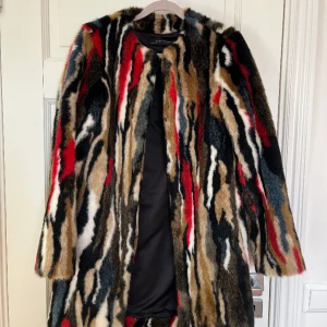 Zara kappa - Så snygg kappa som kommer över knäna, och som man kan stänga. Väldigt bra skikt 