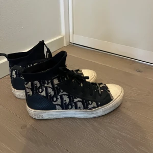 Dior sneakers - Använt en del så därav priset :)