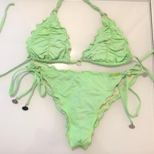 Panos Emporio bikini - OBS: färgen är grönare i verkligheten.  Passar storlek s-m. Finns plats i överdelen om man vill lägga in inlägg.  Bikinin är använd. Kommer givetvis nytvättad.  Återkom vid frågor🌸☺️
