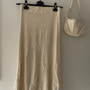 Ribbstickad kjol - Ribbstickad kjol från gina tricot, är i fint skick men lite skrynklig då den legat vikt, men försvinner i tvätt eller med hjälp av strykjärn. Är i stl M, frakt ej inräknat i pris💓