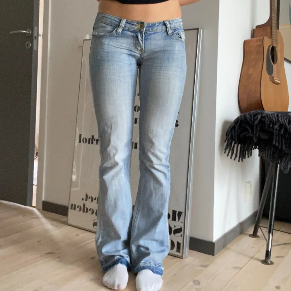 säljer dessa ascoola ljusblå jeans!!🙌 Har sprättat upp de där nere så de blir några cm längre, är 170 för referens. bra skick o snygga detaljer🤗🤗🤗. Jeans & Byxor.