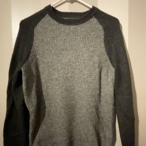 Stickad tröja - Stickad tröja från Superdry, strl S, stretchigt material, knappt använd, bra skick.