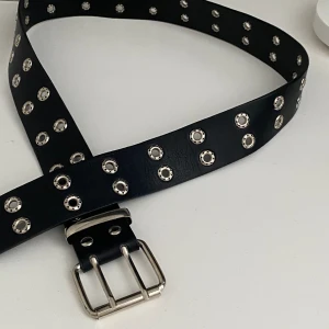 Skärp - Bra skick, passar mig som har S men tror det passar ganska mycket större och mindre också!