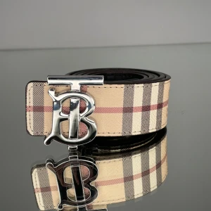 Burberry bälte - Brand new reversible Burberry belt. size: 105 cm comes with a hole maker just in case it does not fit. feel free to text me for any questions or concerns. Meetup point city Uppsala📍