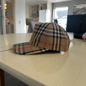 Burrbery keps storlek s  - Säljer min bb keps storlek s bra skick inget tillbehör