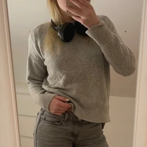 Grå sweater, GinaTricot - Säljer denna gråa tröjan från Gina då jag aldrig använder den🫶🏼 
