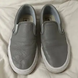 Söta slip in vans skor i ett grått läderaktigt material. Knappt använda då de är för stora! 🤍
