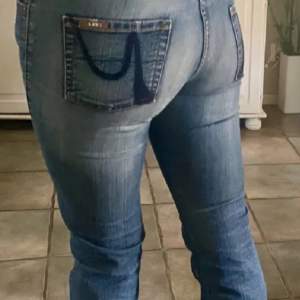 Säljer jeans i samma modell som första jeans i samma modden som på bilden bara en aning mörkare. Märket är zoul och de är lågmidjade och bootcut. Inte slitna alls. Skriv gärna för fler bilder. ( andra bilden är min)