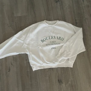 Nelly tröja - En snygg Vit nelly tröja som jag har använt sommarkvällar 2023. Super snyggt med en kjol till och sneakers!