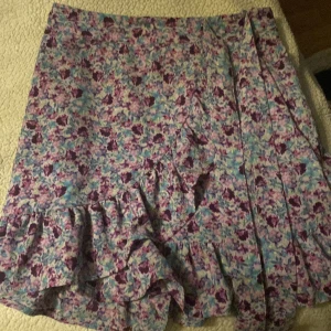 volang kjol med knut💕 - kjolen har en dold dragkedja vid midjan och ett snöre som är både fint och kan skjustera storleken i midjan💕 kjolen är i storlek S och ifrån new yorker💕 inga skador eller fläckar förekommer💕