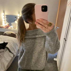 off-shoulder tröja❤️ - använder aldrig denna, har ingen lapp då den är bortklippt och en söm vid kragen som inte syns om man har tröjan som vanligt💕
