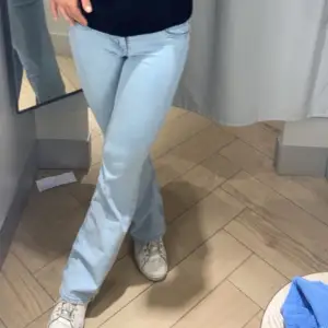 Säljer dessa ljusblå bootcut jeans från hm i storlek 36 då de är lite för korta på mig. Inga defekter!