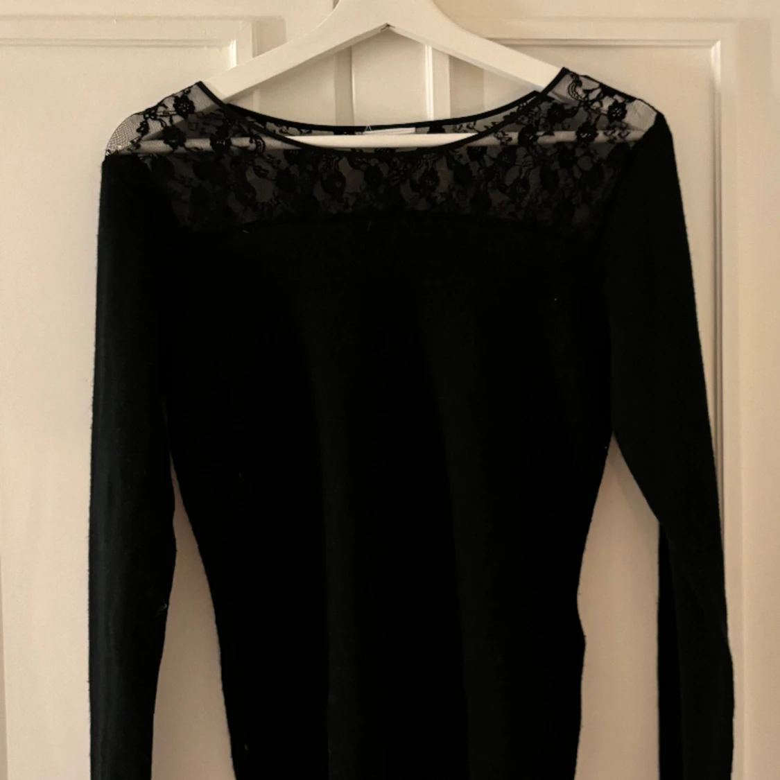 Svart topp med spets detaljer