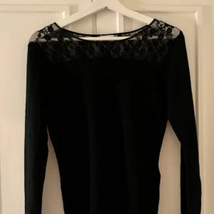 Svart topp med spets detaljer - Fin svart topp med spets detaljer i storlek S, fint skick💕