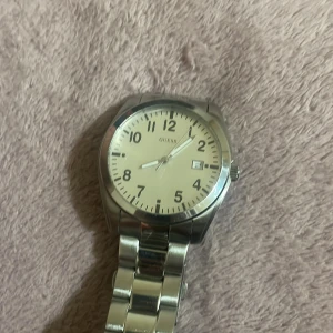 Guess klocka silver  - Guess klocka skick 8/10