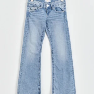 Gina young jeans  - Jag säljer dessa gina young jeansen, då de inte passar mig, de är tvättade en gång och provade en gång så väldigt bra skick. De kostar 349 kr i butik men jag säljer för 225 kr, kan skicka fler bilder om någon skulle vara intresserad❣️