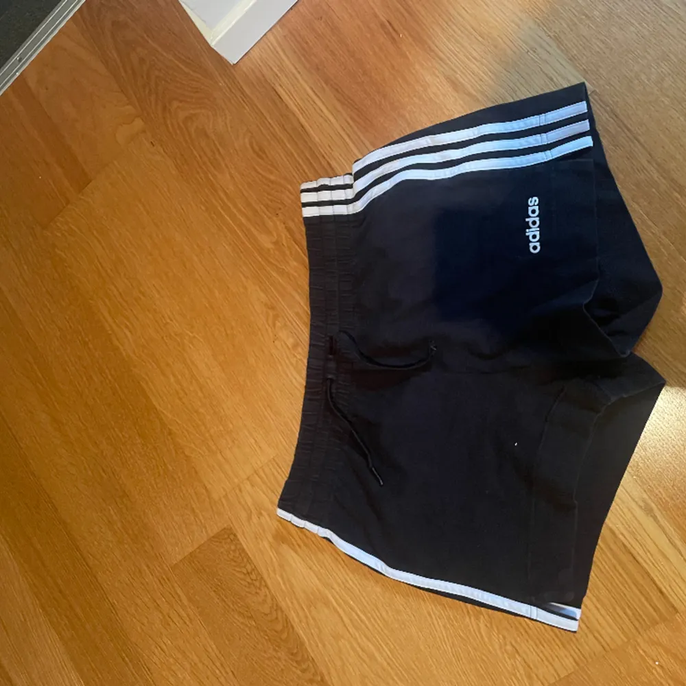 Säljer dessa snygga Lågmidjade adidas shorts. Perfekt till sommaren och väldigt snygga!! Säljer pågrund de är för små . Shorts.