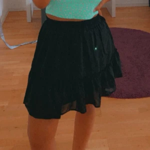 Volang kjol  - Säljer denna volang kjol från new yorker. Använd ca 4 gånger så den är i superfint skick. 