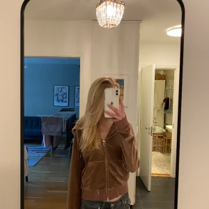 Brun juciy tröja! - Denna fina bruna juciy tröja är använd knappt tre gånger. Då det är därför jag säljer den.  Nypris 600kr men jag säljer den för 200kr