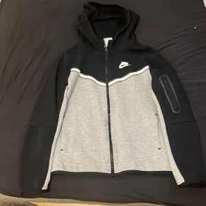 Nike tech fleece - Storlek 147-158 Svart grå  9/10 skick 