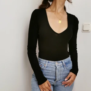 Svart ribbad body i stl S - Jättefin svart ribbad body i storlek S. Fint skick! 