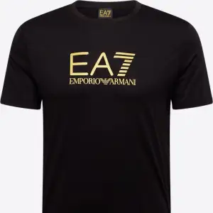 Helt ny oanvänd EA7 ARMANI t-shirt  Nypris: 999kr Skickar gärna bild på den vid tillfrågan  (Funkar som S pga slimfit)