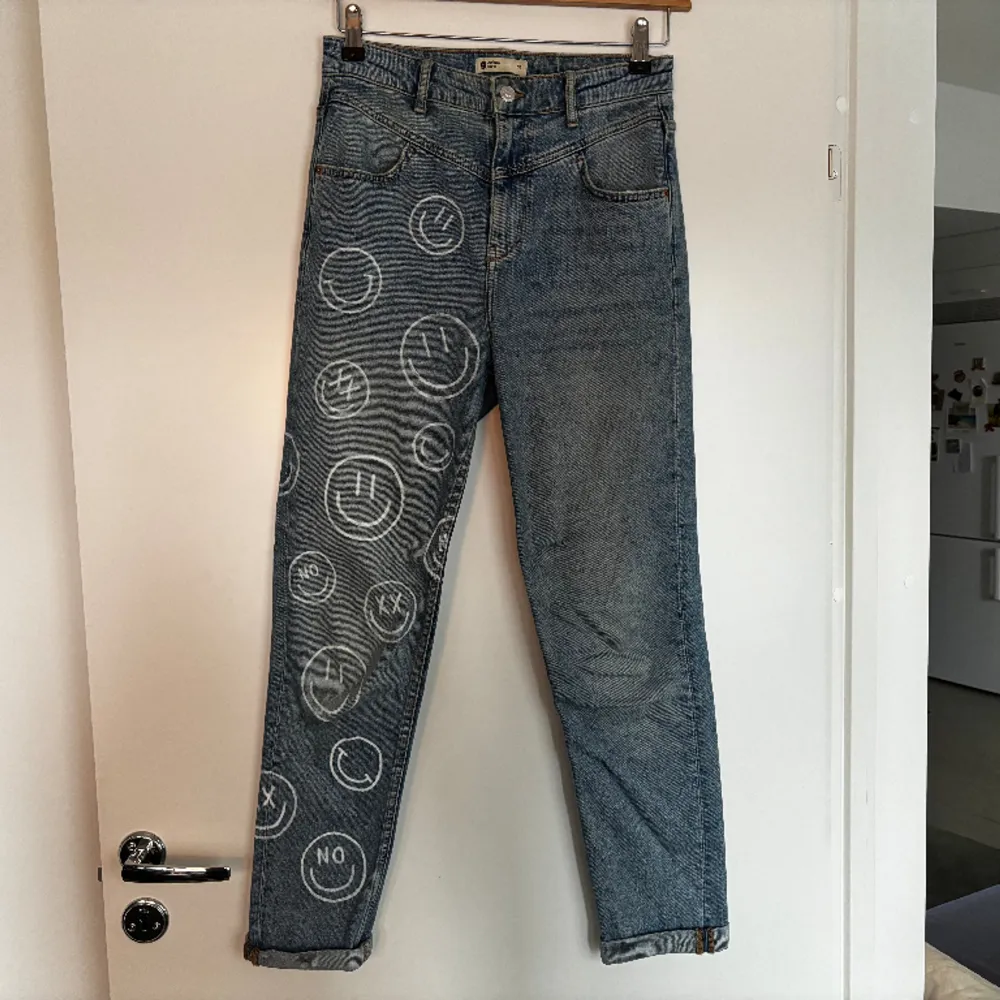 Blåa mom-jeans från gina tricot som jag själv har ritat smileys på med en vit tygpenna som håller i tvätten. Kul design men tyvärr för liten för mig!. Jeans & Byxor.