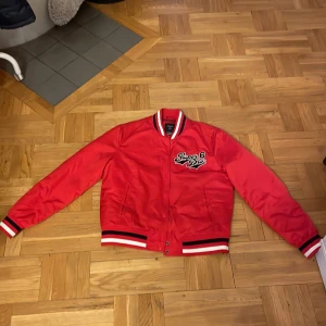 Röd superdry jacka - En lite tunnare jacka som använts några gånger men inte har några skador. Det finns även en innerficka 