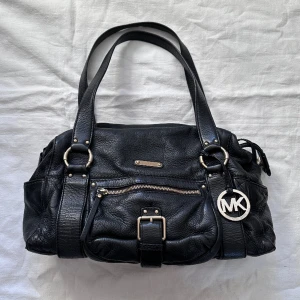 Michael kors väska  - Superfin och unik Michael kors väska,  Den rymmer mycket, har många fack. Vintage modell och skick. Äkta läder. För fler bilder skicka ett meddelande 💛 