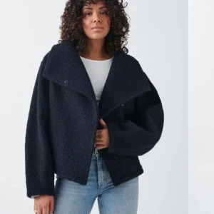 Kort kappa - Kort kappa från ginatricot storlek XS marin, superfint skick helt ny!💙