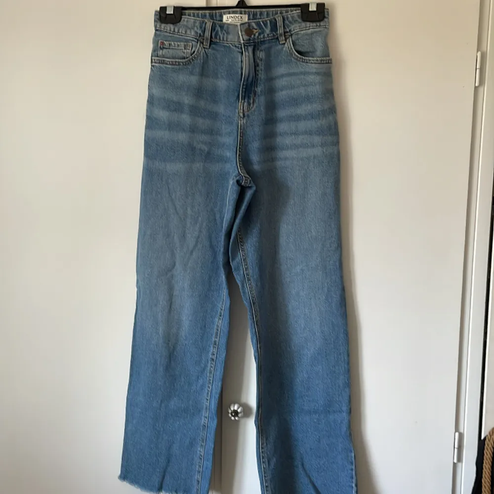 Ett par Lindex jeans i storlek 170 men passar som 32/34. . Jeans & Byxor.