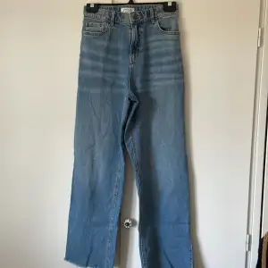 Ett par Lindex jeans i storlek 170 men passar som 32/34. 