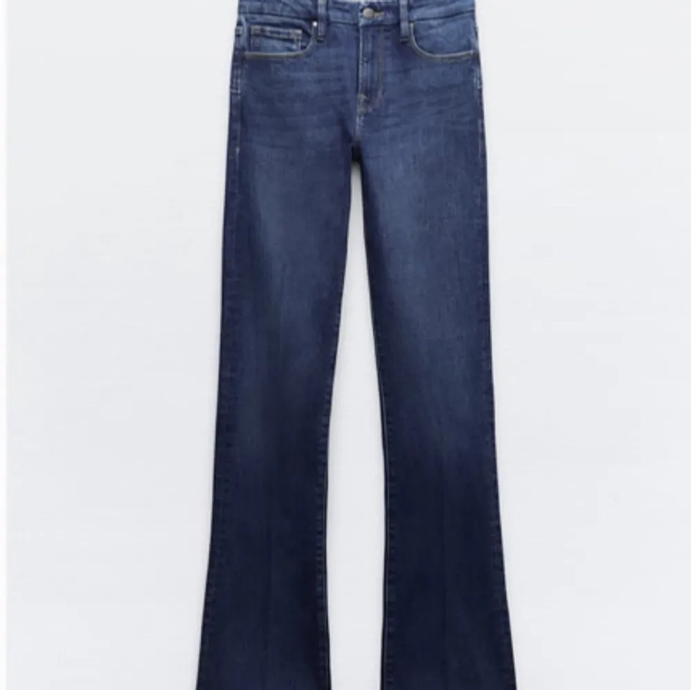 Mörkblåa zara jeans bootcut i nyskick. Använda en gång sen har de legat i garderoben då jag inte trivdes i färgen. Storlek 42, nypris 429kr. Jeans & Byxor.