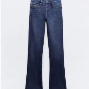 Mörkblåa zara jeans bootcut i nyskick. Använda en gång sen har de legat i garderoben då jag inte trivdes i färgen. Storlek 42, nypris 429kr