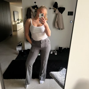 Grå kostymbyxor  - Grå konstymbyxor från NAKD. Väldigt fint skick. 