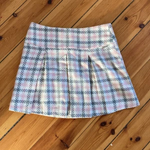 En jättegullig rosa/vit rutig kjol,  - Midjemått:36cm Storlek:Meduim Mycket bra skick 