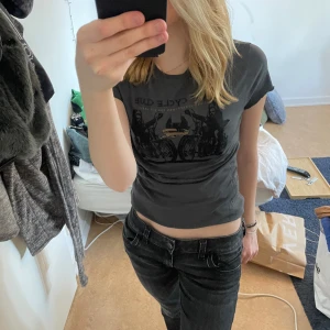 T-shirt med tryck - Cool T-shirt med tryck. Vet inte märke eller storlek men uppskattar att den är xs-s då den passar mig bra. I nyskick, aldrig använd.