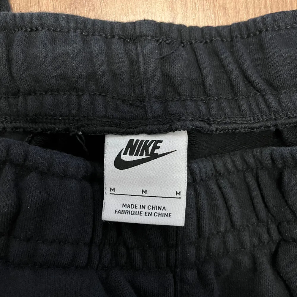 Sköna Nike byxor. Perfekt skick, knappt använda. Pris kan diskuteras.. Jeans & Byxor.