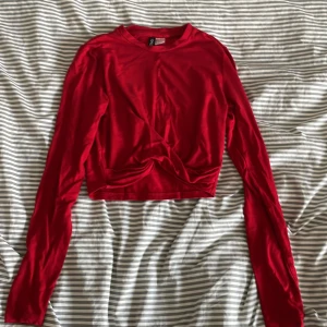 Röd långärmad tröja - Bra skick, storlek S, navel längd