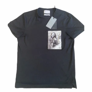 Limitato T-shirt Strl s, herr  - Hej! nu säljer denna riktigt snygga och unika Limitato t-shirten. Allt Og medföljer skicket är 9/10 inga defekter alls nypris:1900kr. Det är endast 1 av 300 som gör den väldigt unik och ovanlig den är skapade 2018. Öppen vid frågor och funderingar.🍾💸