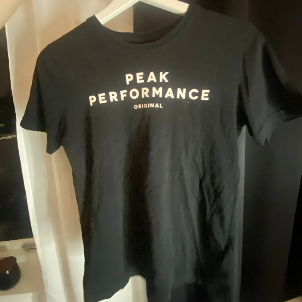 T-shirt från Peak Performance, passar XS💗. T-shirts.