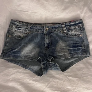 Coola jeansshorts  - Jeansshorts, midja rakt över:40cm, kolla gärna in våra andra annonser!