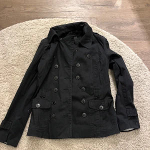 Svart kappa  - As cool svart kappa med många knappar🫶🏼😀