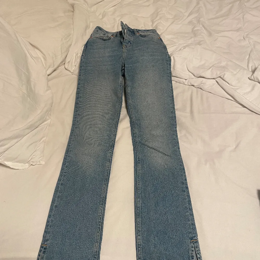 Helt nya aldrig använda, super fina och sköna jeans, passar till allt😍xxs men passar xs oxå! Orginalpris 400. Jeans & Byxor.